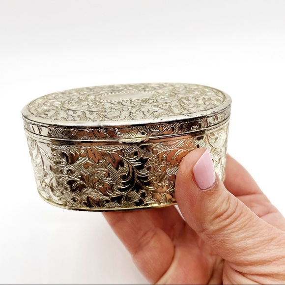 Small vintage oval trinket/jewelry box - Picture 2 of 5